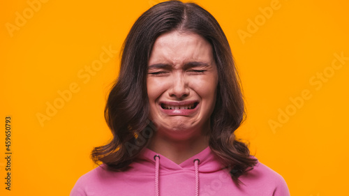 Fotografi frustrated woman crying isolated on yellow