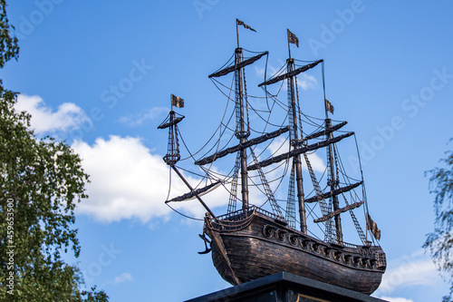 Bronze monument to the ship
