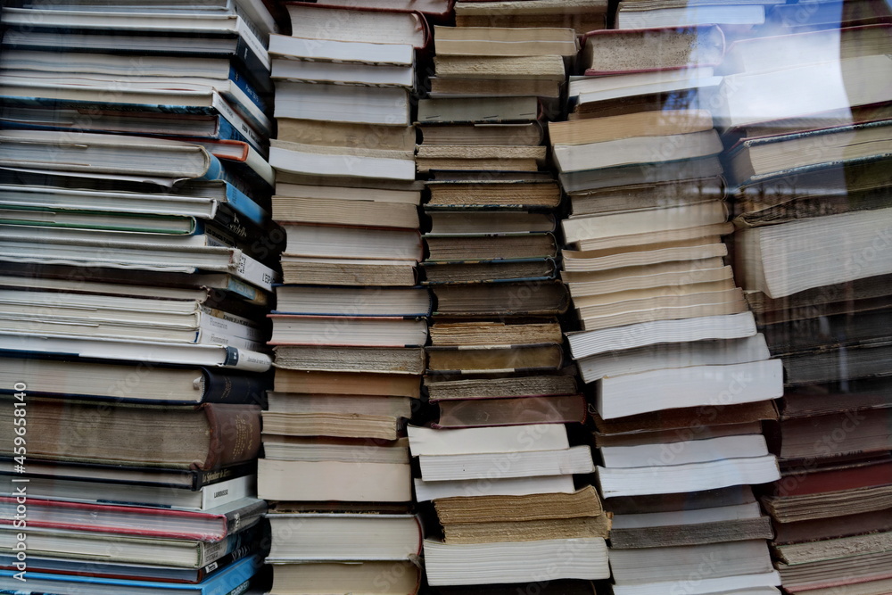 Pile de livres dans la vitrine d'une librairie.. Pile de livres dans la vitrine d'une librairie..