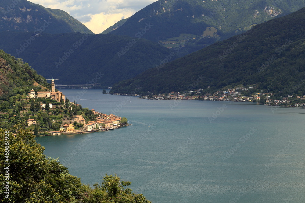 Veduta del borgo di Morcote, Svizzera Italiana, con lago di Lugano.