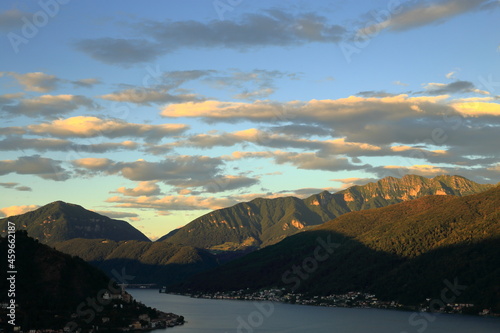 Vista del Lago di Lugano con nuvole al tramonto.
