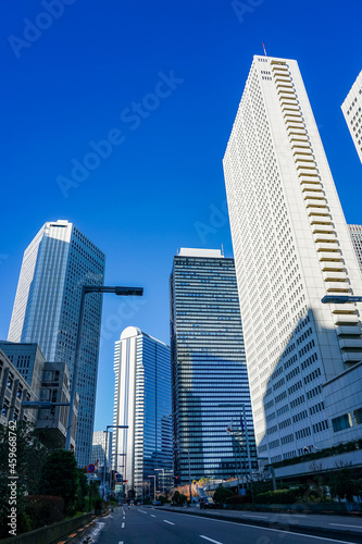 青空にそびえ立つ西新宿の超高層ビル群（議事堂通り）