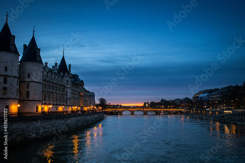 La Consciergerie   Pont Neuf at sunset  Paris  France