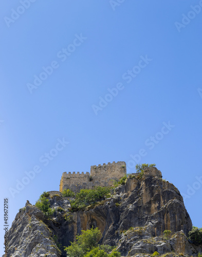 Vista inferior de un pequeño castillo situado en lo alto de la montaña más alta del pueblo de Albanchez de Mágina, en Jaén