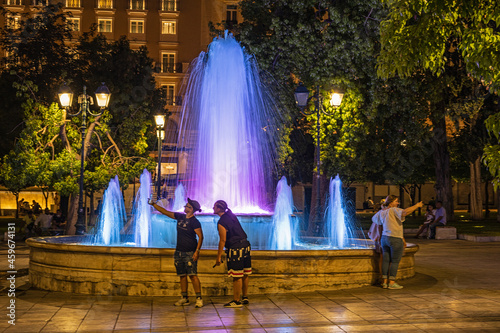 Nächtlicher Brunnen auf dem Syntagmaplatz, Athen, Griechenland photo