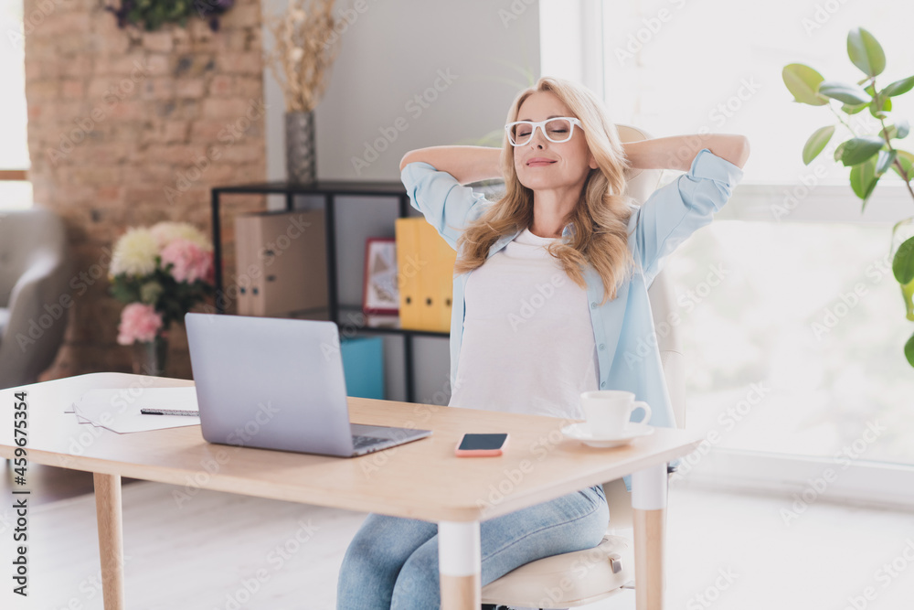 Photo portrait business woman wearing glasses sitting at table with laptop chilling on break Photo portrait business woman wearing glasses sitting at table with laptop chilling on break