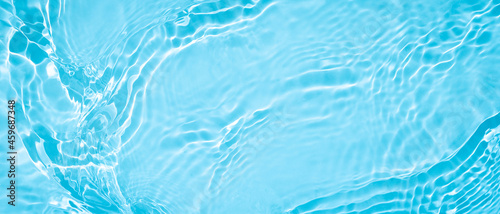 Photo Transparent blue clear water surface texture with ripples, splashes and bubbles
