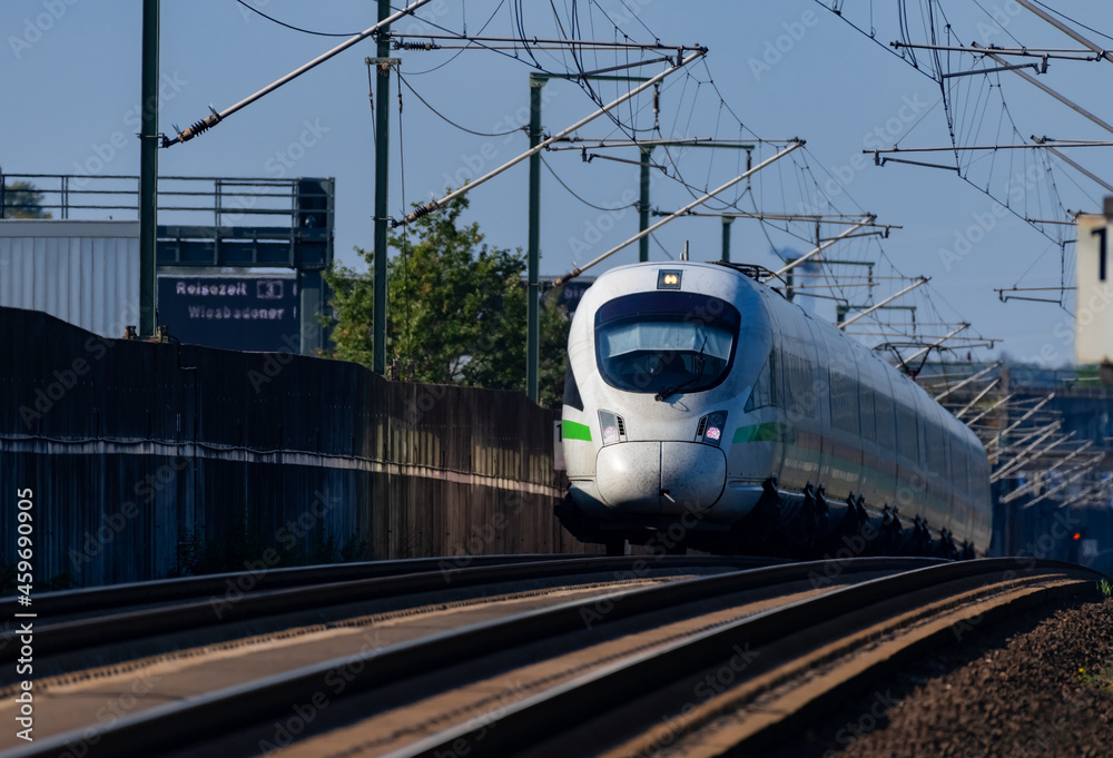 Fototapeta premium Hochgeschwindigkeitszug Eisenbahn Strecke Trasse Deutschland Frankfurt schnell Technologie Verbindung Beton Gleise Schienen Oberleitung Umwelt Sonne Lichter Gefahr Ankunft Triebwagen Reisende Tempo 