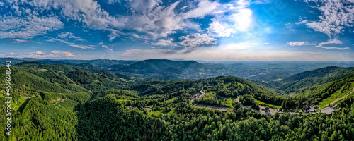 Góry, Beskid Śląski, Równica okolice Ustronia, panorama z lotu ptaka w lecie. © Franciszek