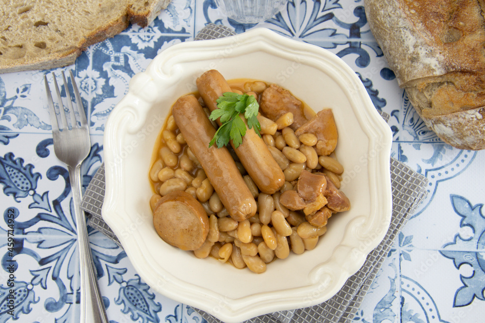 plat de cassoulet dur une table en bois plat de cassoulet dur une table en bois