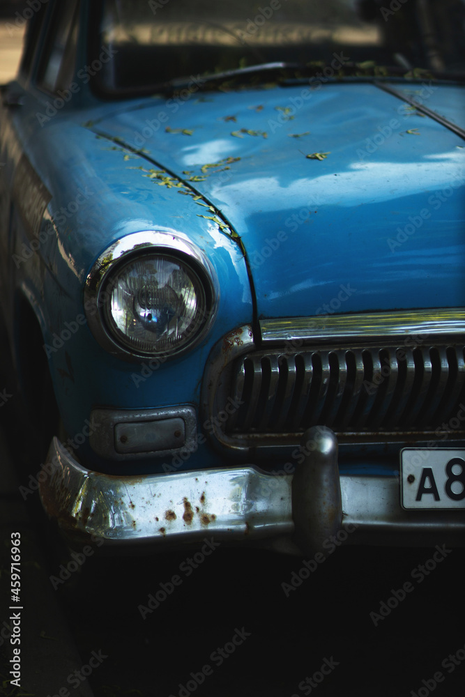 Fototapeta premium the car is old
