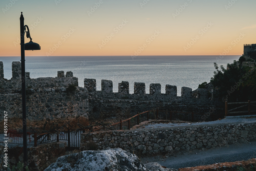 Obraz premium Fortress walls of an ancient fortress. Turkey, Alanya. Sunset.