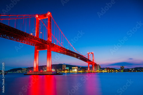 夜空と赤い吊り橋と洞海湾