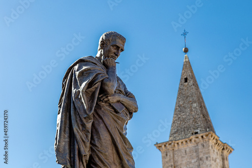 La statua di Ovidio a Sulmona photo