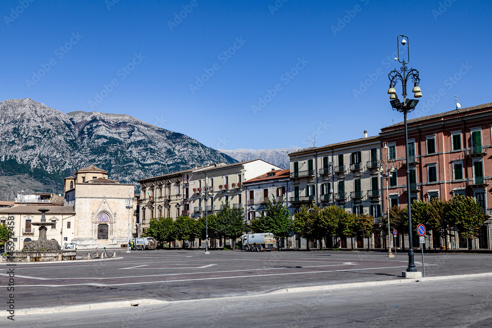 Piazza Garibaldi con la chiesa di San Filippo Neri e il Morrone a Sulmona in Abruzzo