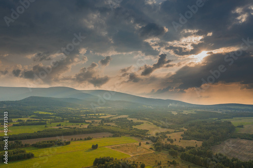 Wieczorne niebo nad zamglonymi wzgórzami. Widok z drona.