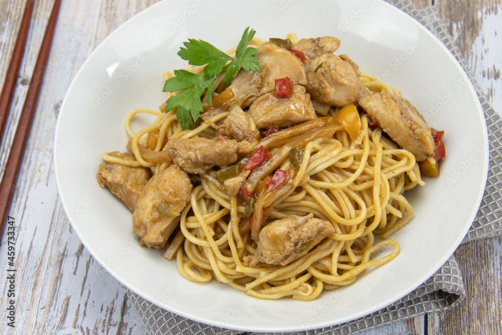 poulet sauté aux poivrons et pousses de bambou