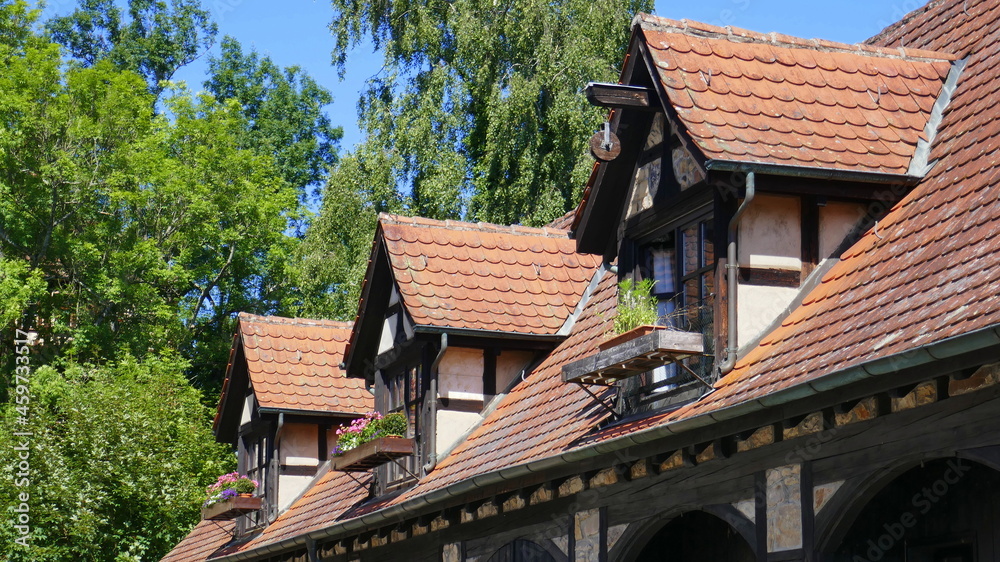 Dachgauben an einem Fachwerkhaus mit Flaschenzug Dachgauben an einem Fachwerkhaus mit Flaschenzug