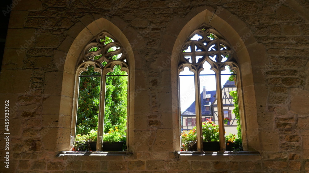 Blick durch die Fenster des ehem. Klosters Bebenhausen in den Innenhof