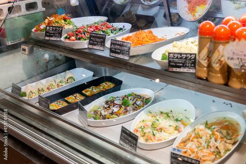 Schilderij op canvas スーパーマーケットの食品売り場のショーケースに並ぶ惣菜