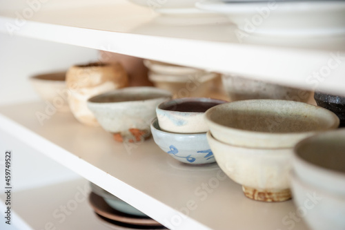 Fotobehang 食器棚に並ぶ茶碗や皿　陶器