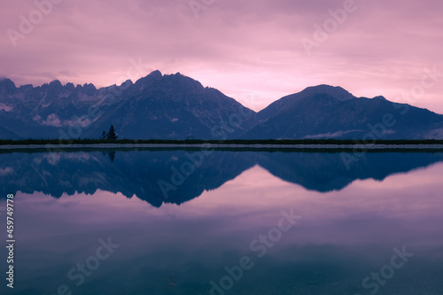 Bergsee zum Sonnenaufgang