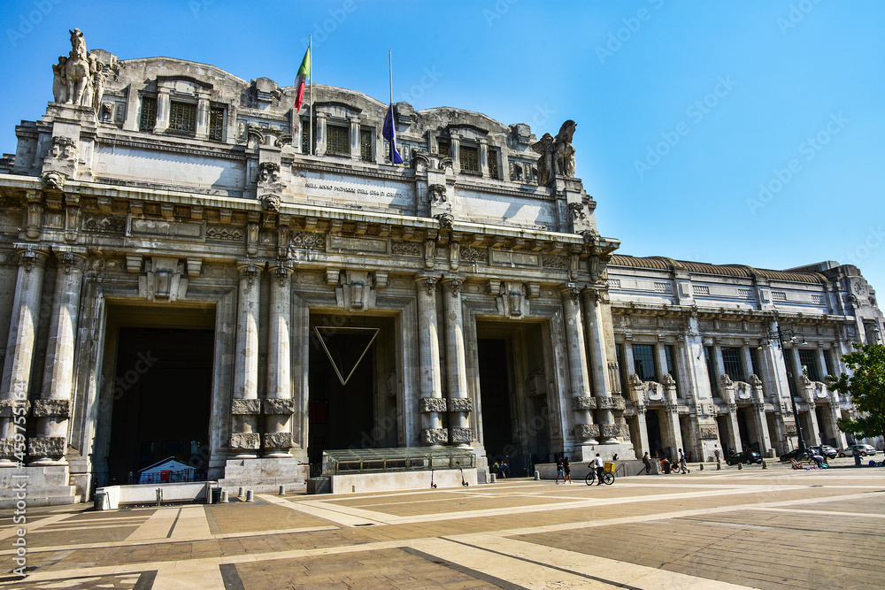 Fototapeta premium beautiful building of the railway station in Milan, Italy 