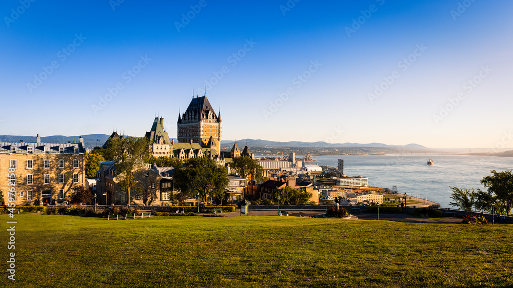 Fototapeta premium the Château Frontenac in front of the St. Lawrence River in the early morning