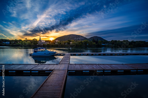 Obraz na płótnie Mont St-Hilaire at sunrise seen from the public marina of Beloeil, with the reflection on the Richelieu River w salonie