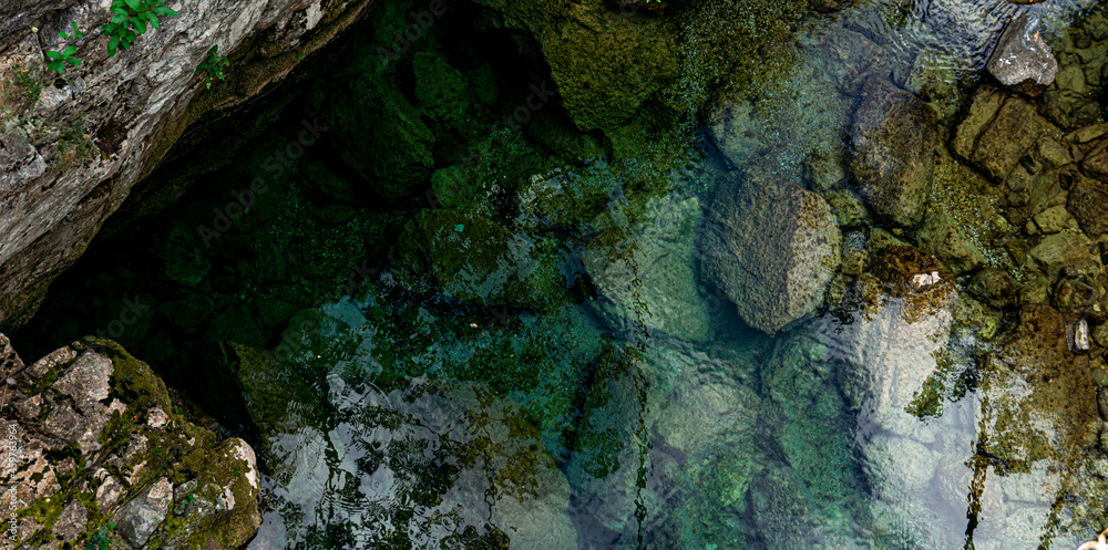 Błękitna woda przy skałach