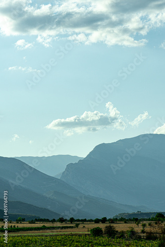 Malownicze widok na łańcuch gór Dynarskich w okresie jesiennym