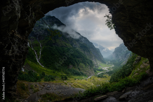 Foto A beautiful cave overlooking the valley Le Cirque du Fer a Cheval near Bout du Monde