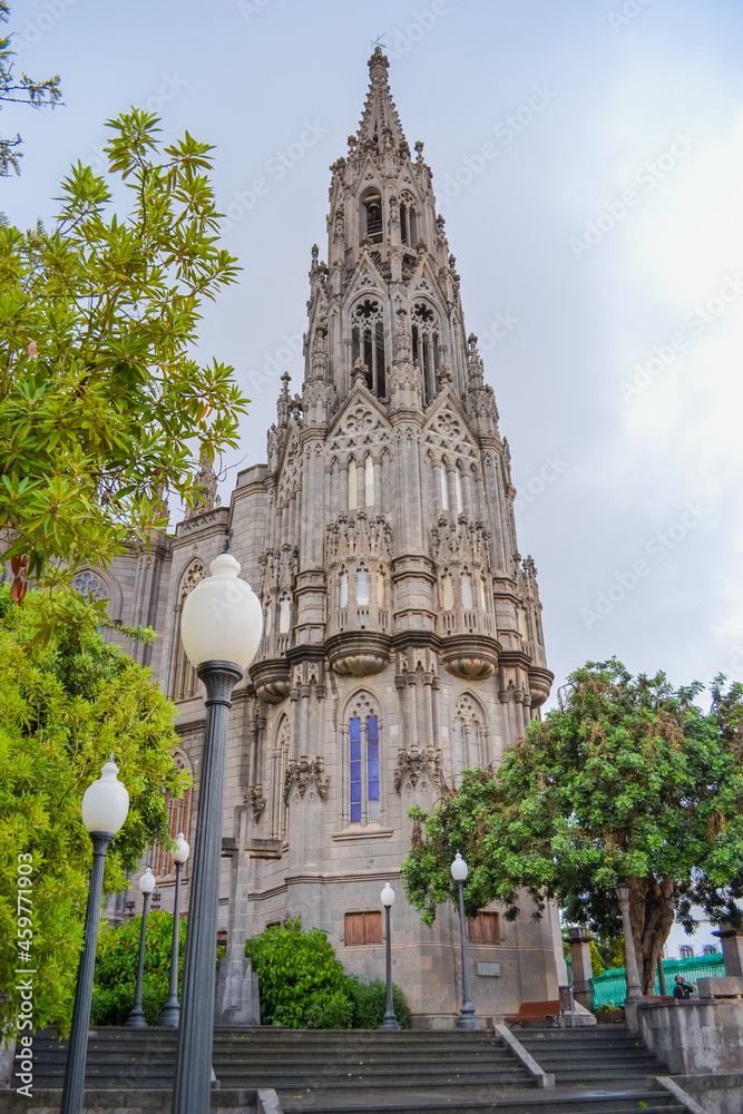 Obraz premium Las Palmas, Spain, 190921021: The Church of San Juan Bautista or Arucas Church, is a catholic temple located on the old town of Arucas, in Gran Canaria, Canary Islands