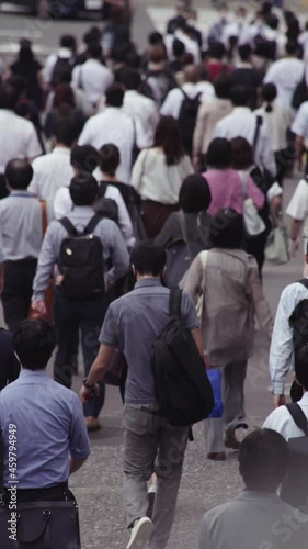 Wallpaper Mural 出勤する日本人ビジネスマン縦動画 Torontodigital.ca