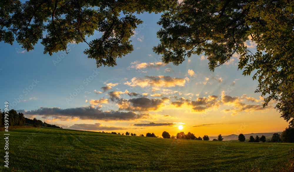 Obraz premium Landschaft bei Sonnenuntergang, Wiese, Sonne, Hügel