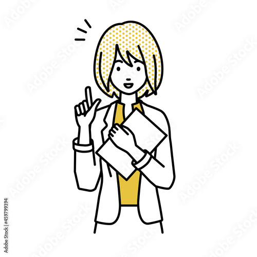 立って書類を手に持って何かひらめいたジャケットの女性