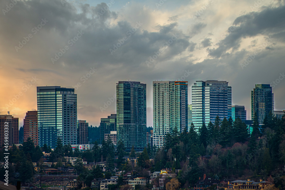 Fototapeta premium 2021-09-28 SKYLINE OF THE CITY OF BELLEVUE WITH A NICE SUNSET IN WASHINGTON STATE