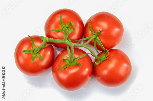 grappe de tomates rouges isolé sur un fond blanc © ALF photo