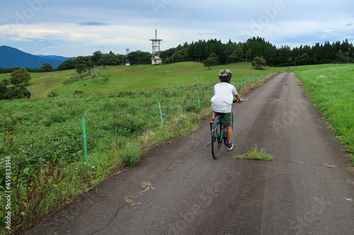 高原のサイクリングロードで自転車に乗るキッズ