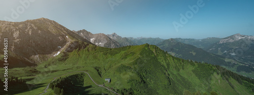 Panoramablick auf Kanzelwand / Fellhorn im Kleinwalsertal in Österreich, mit Blick auf Bergsee und Berge mit saftig grüner Wiese und blauem Himmel - Berge Landschaft Hintergrund Banner Panorama