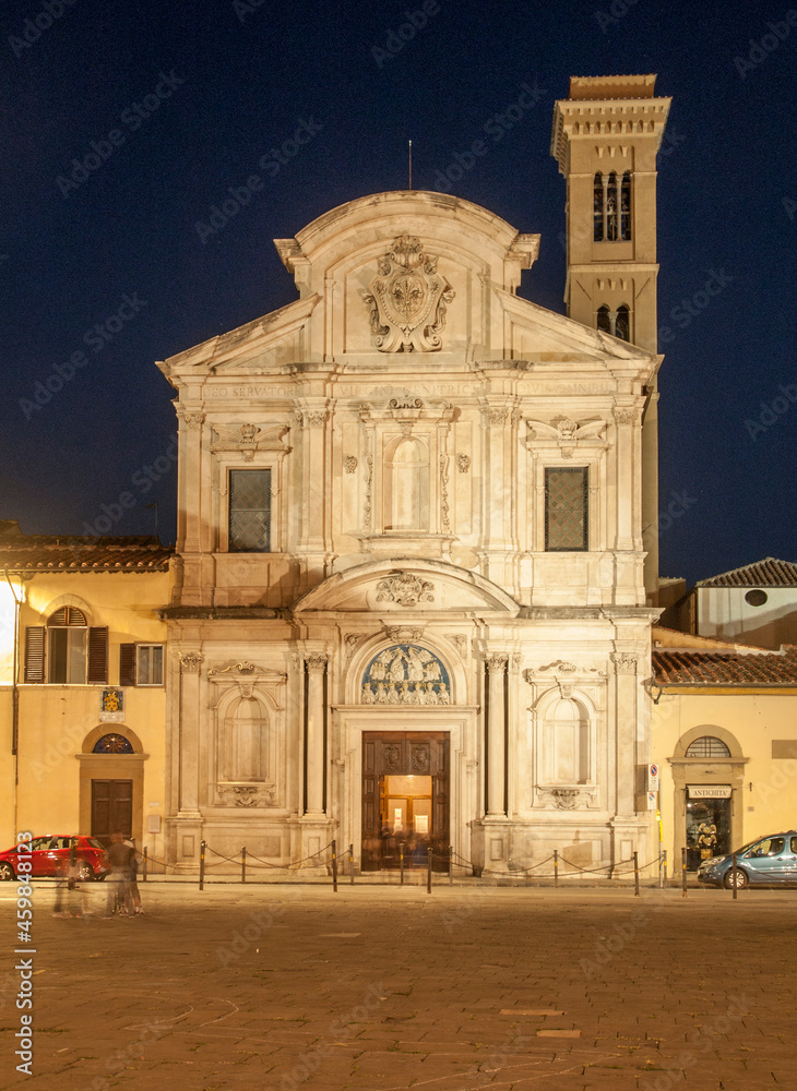 Italia, Toscana, Firenze, facciata della chiesa di Ognissanti di notte.