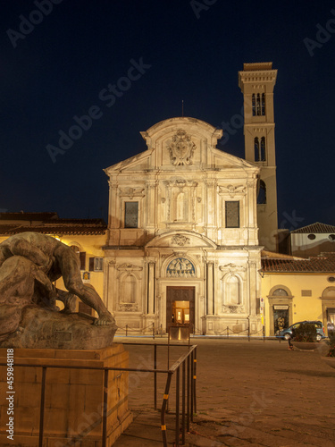 Italia, Toscana, Firenze, facciata della chiesa di Ognissanti di notte.