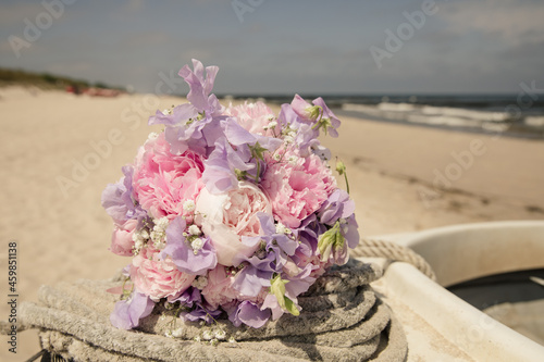 rosa lila Rosen Brautstrauss Strand Hochzeit
