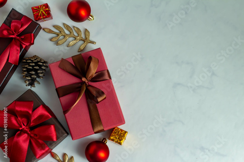 赤いリボンのギフトボックスのあるクリスマスプレゼントのイメージ