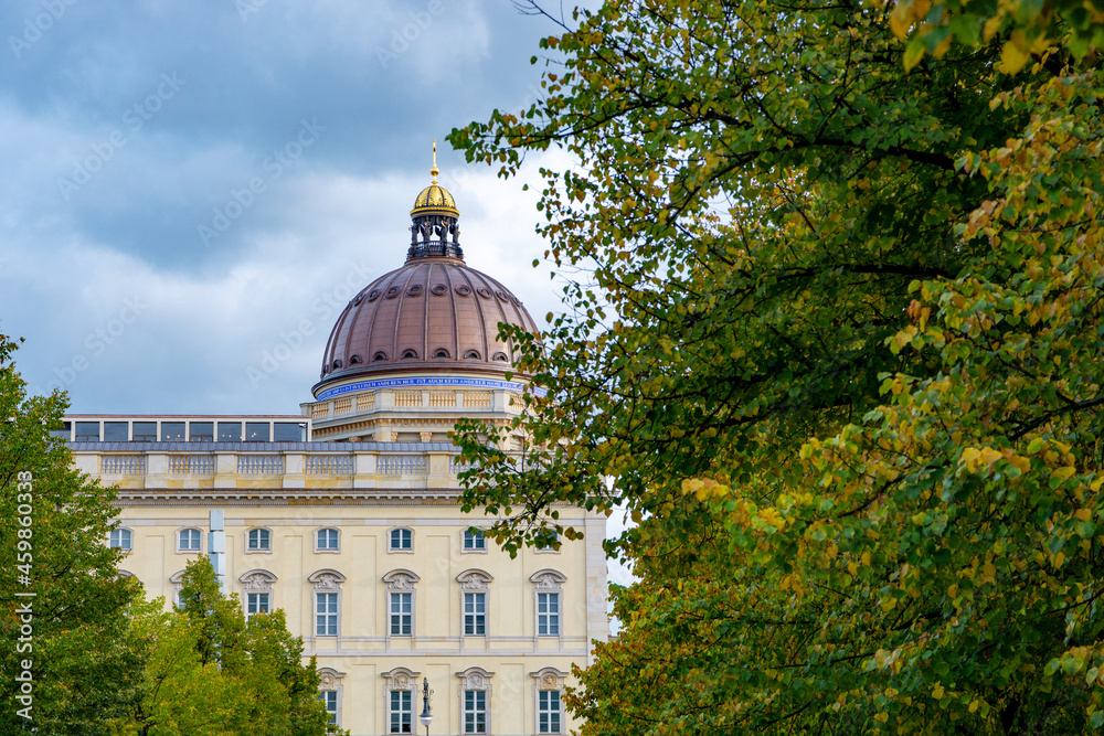 Teilansicht Humboldt Forum Berlin mit Kuppel hinter Bäumen an einem Herbsttag