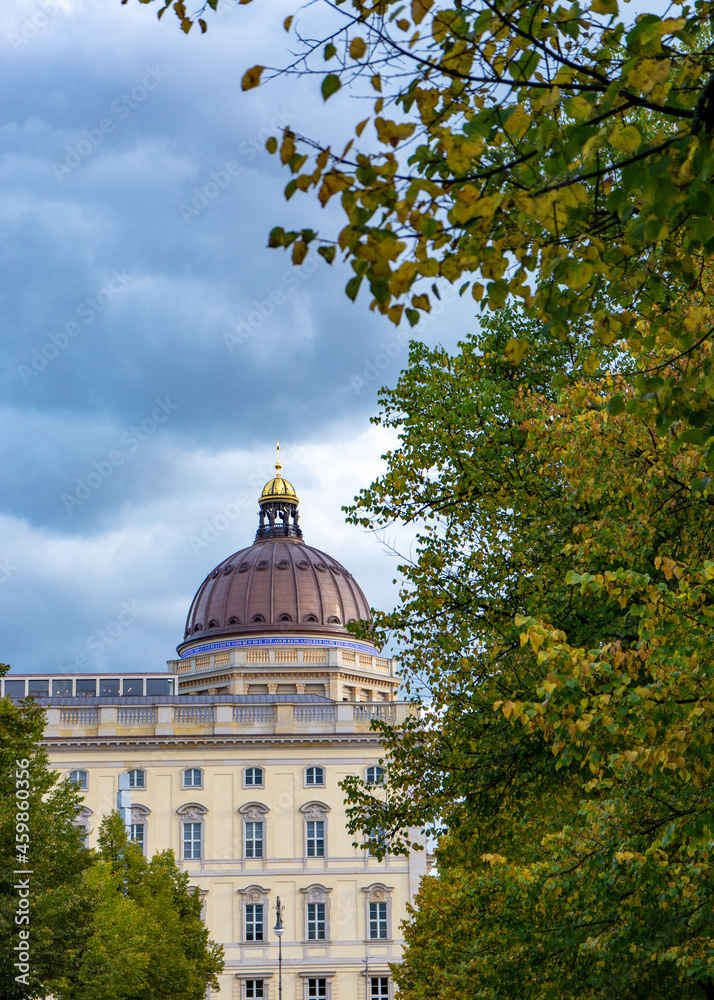 Fototapeta premium Kuppel Humboldt Forum Berlin hinter Bäumen im Herbst