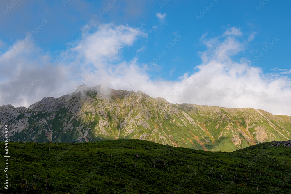 日に照らされる山 日に照らされる山