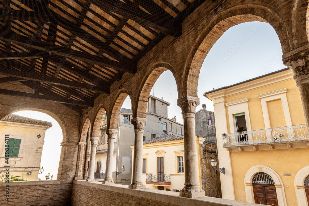 Il portico della collegiata di San Michele Arcangelo a Città Sant'Angelo in Abruzzo