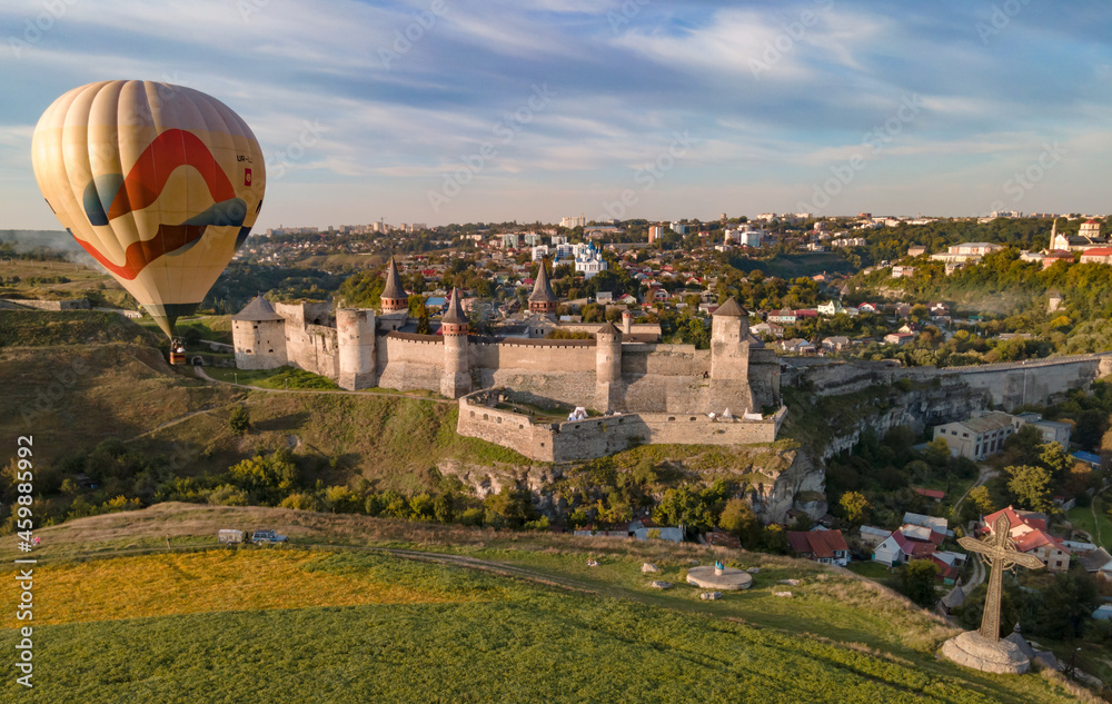 Obraz premium Balloons over the ancient city. Aerial photography.