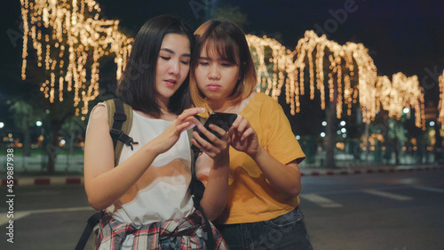 Canvas Print Tourist Asian sister girls direction on location in Bangkok, Thailand